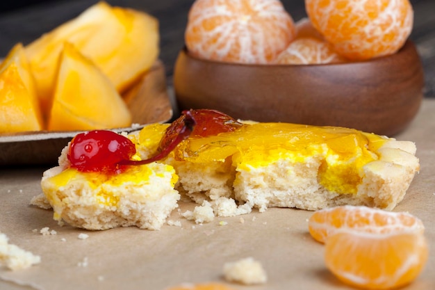 Bolo de frutas com geleia e várias frutas