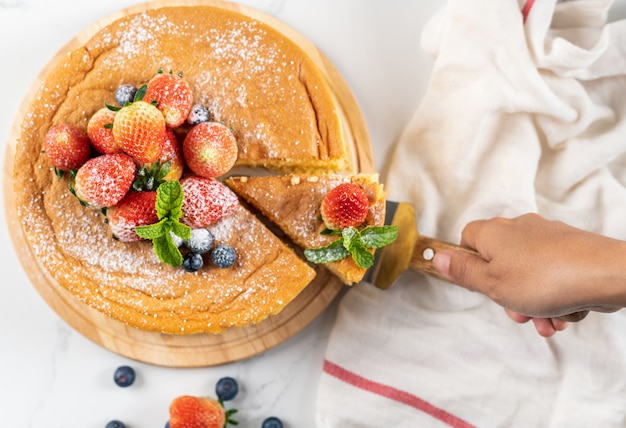 bolo de frutas com morango., conceito de comida. Bolo de queijo japonês com morango e mirtilo.