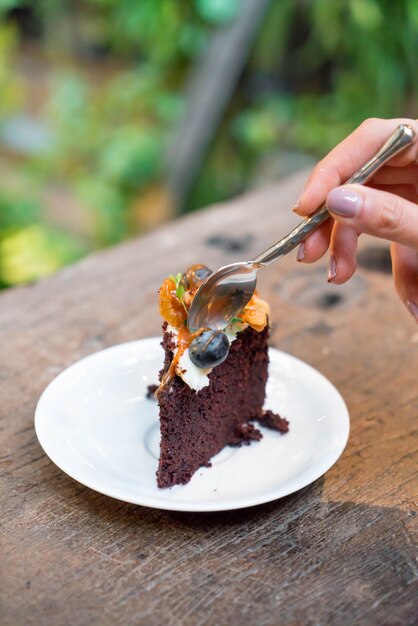 Foto bolo de frutas de chocolate com caramelo