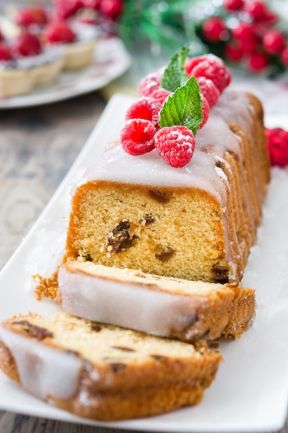 Bolo de frutas de Natal em uma mesa de madeira rústica