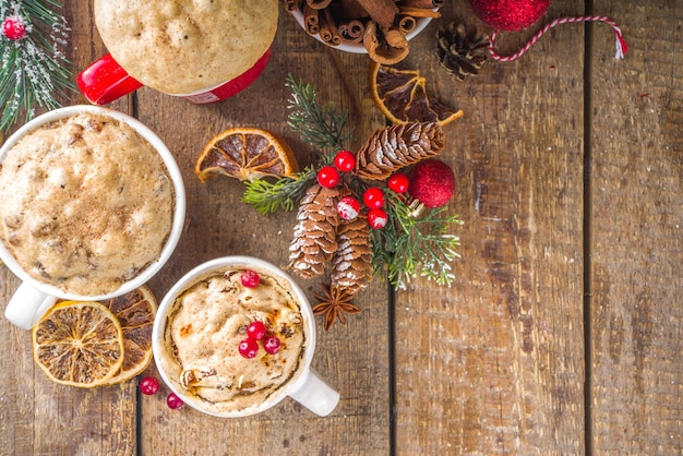 Bolo de frutas de natal na caneca.