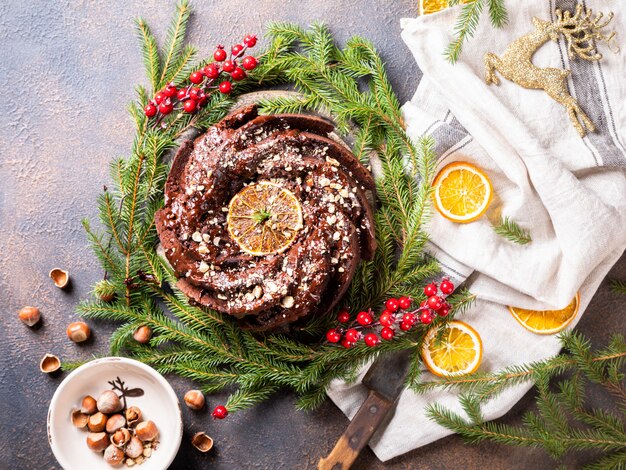 Bolo de frutas de Natal, pudim sobre fundo de férias.