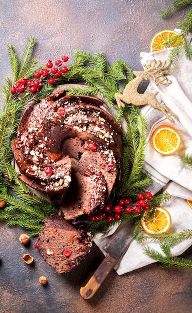 Bolo de frutas de natal, pudim sobre fundo de férias.