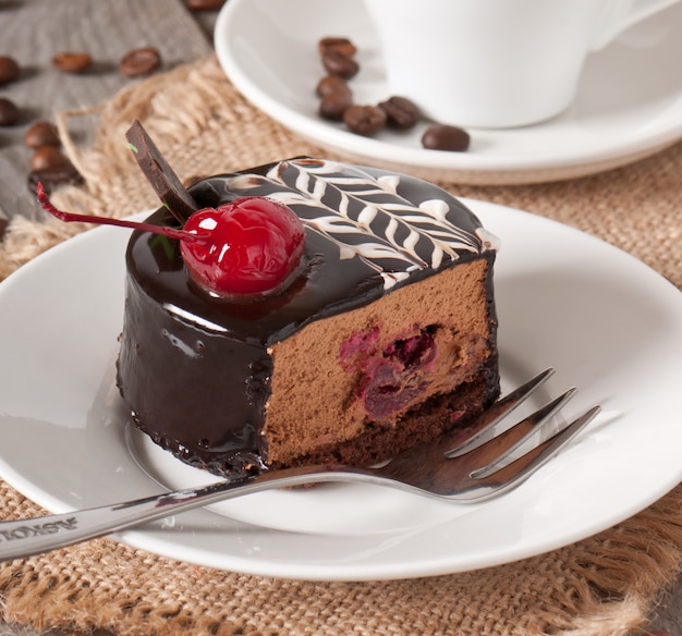 Bolo de frutas doce sobremesa com uma cereja