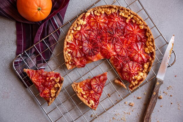 Bolo de frutas doces deliciosa sobremesa assada com laranjas