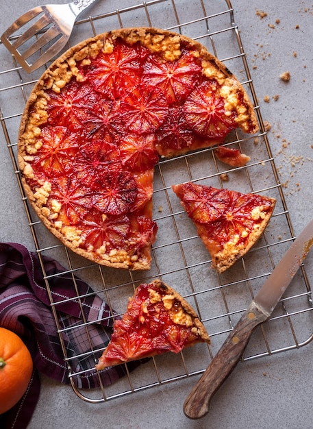 Bolo de frutas doces deliciosa sobremesa assada com laranjas