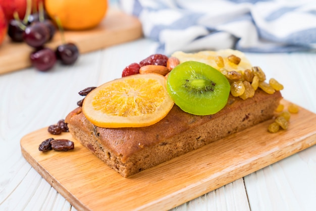 Foto bolo de frutas em madeira