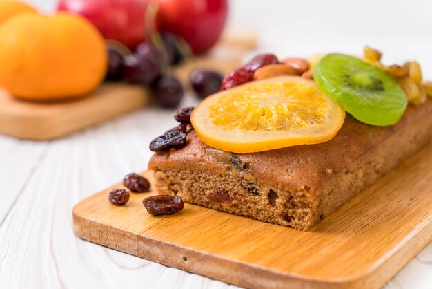 Bolo de frutas em madeira