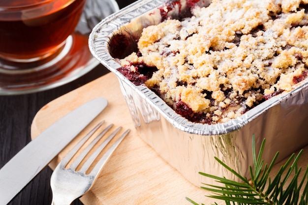 Bolo de frutas em uma panela retangular