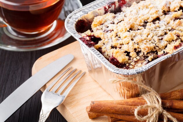 Bolo de frutas em uma panela retangular