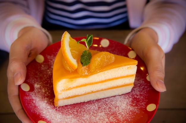 Foto bolo de frutas laranja saboroso no prato vermelho de natal patt para pronto para comer