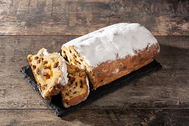 Bolo de frutas stollen de Natal na mesa de madeira