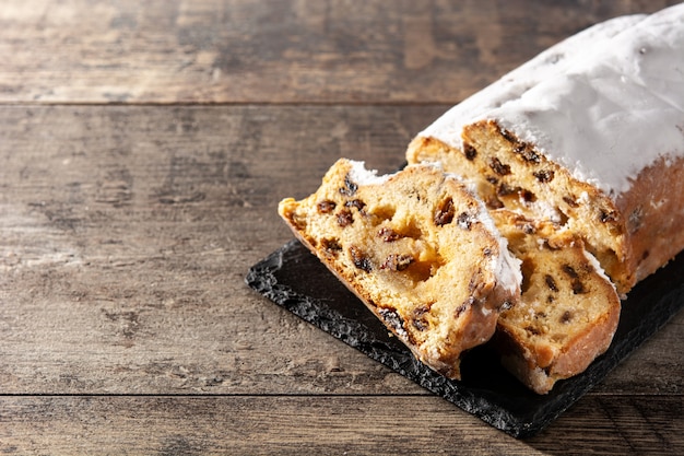 Bolo de frutas stollen de Natal na mesa de madeira