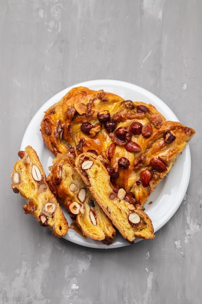 Bolo de frutas típico português bolo rainha em prato branco