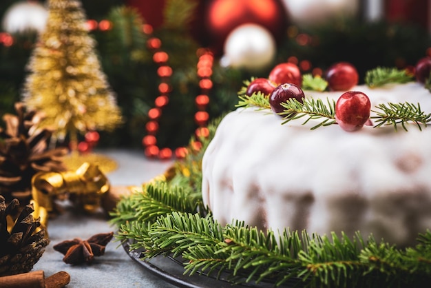 Foto bolo de frutas tradicional na mesa de natal