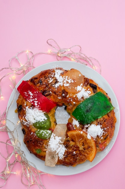 Bolo de frutas tradicional português bolo rei em fundo rosa