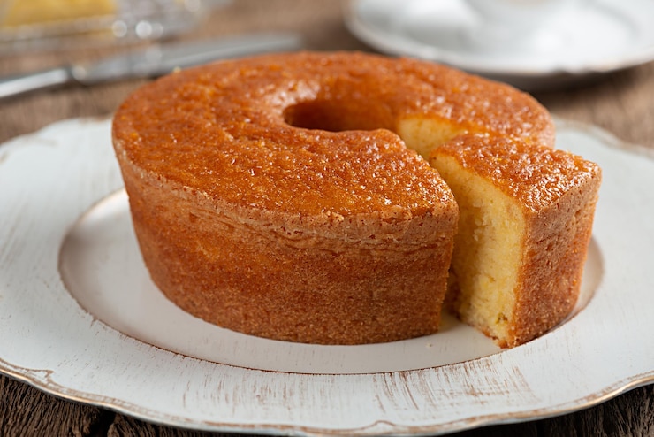 Foto bolo de fubá redondo caseiro comida típica brasileira feita de milho em uma festa junina