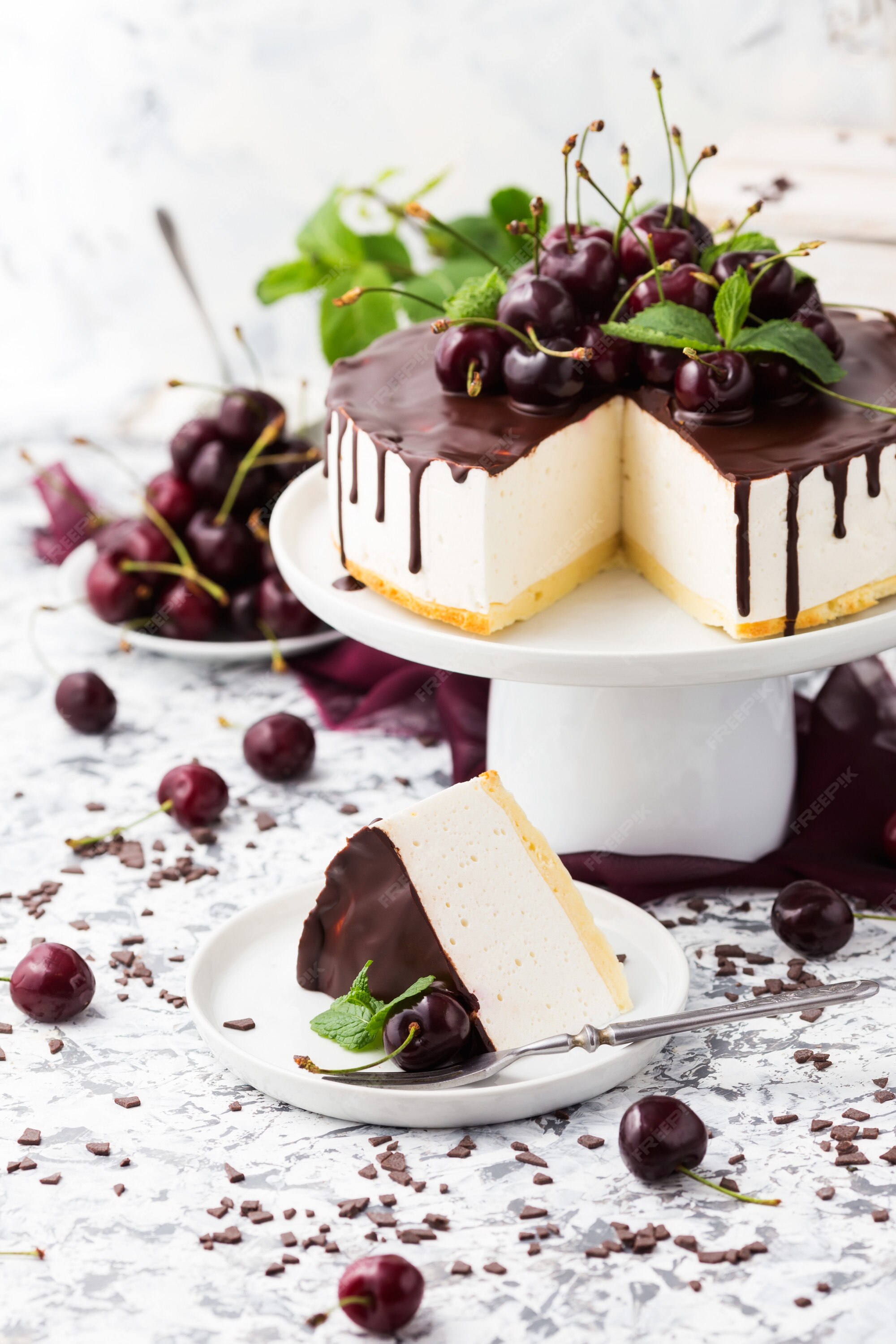 Bolo De Chocolate Doce Comida. Jogo Cremoso Do Queque Isolado No Branco.  Bolinho De Padaria Com Cereja. Conceito De Doces De Ilustração Gráfica  Fotos, retratos, imágenes y fotografía de archivo libres de derecho. Image  78880011