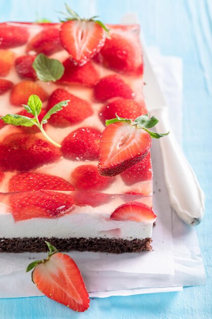 Bolo de geléia de morango caseiro com camada de creme fofo