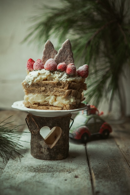 Bolo de gengibre decorado com biscoitos e morango