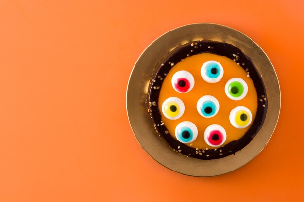 Bolo de Halloween com decoração de olhos doces em laranja