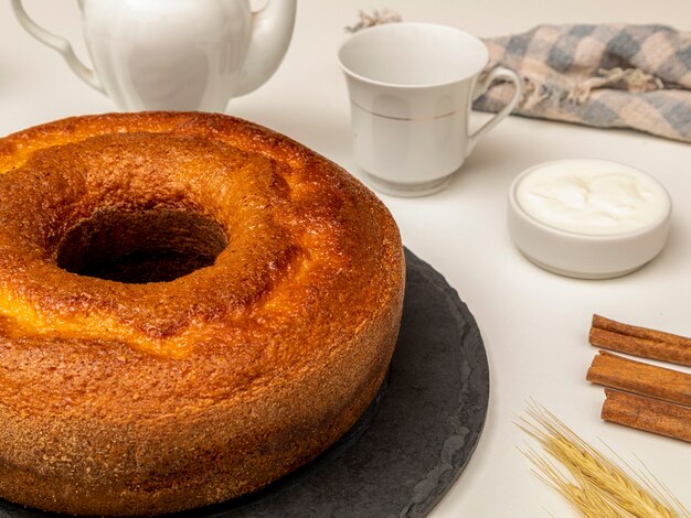 Bolo de iogurte natural com canela.