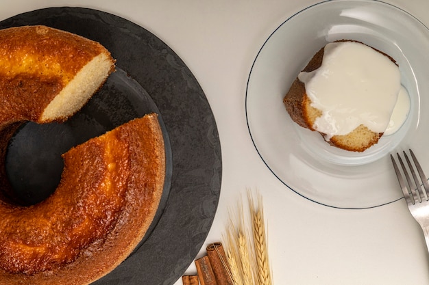 Bolo de iogurte natural com canela.