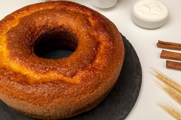 Bolo de iogurte natural com canela.