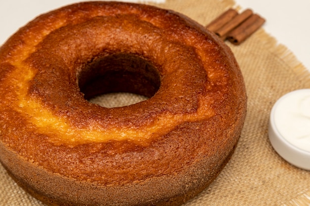 Bolo de iogurte natural com canela.