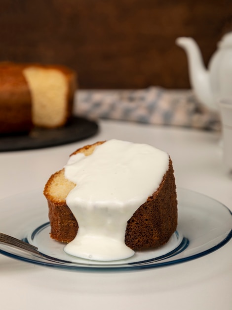 Foto bolo de iogurte natural com canela.