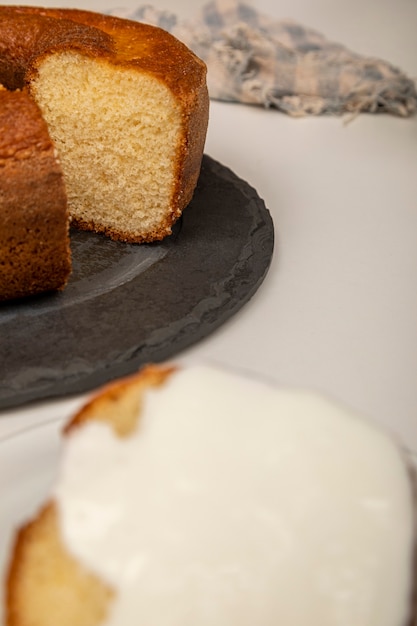 Bolo de iogurte natural com canela.