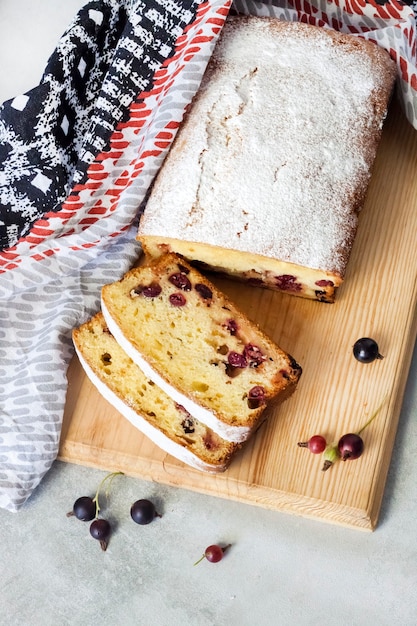 Bolo de Jostaberry em uma tábua de madeira