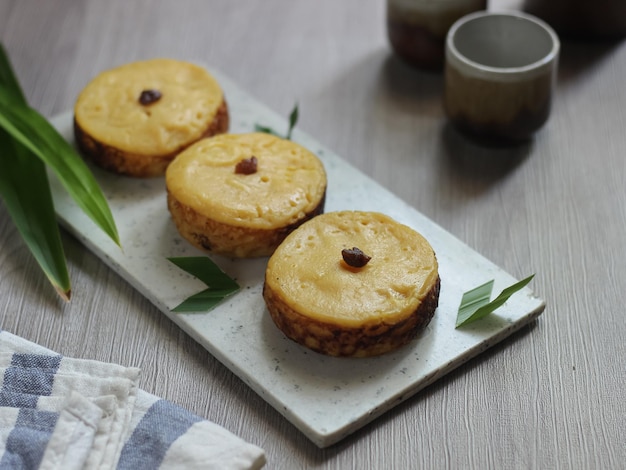 Bolo de lama de batata ou Kue lumpur é um lanche feito de batatas com sabor doce e textura macia