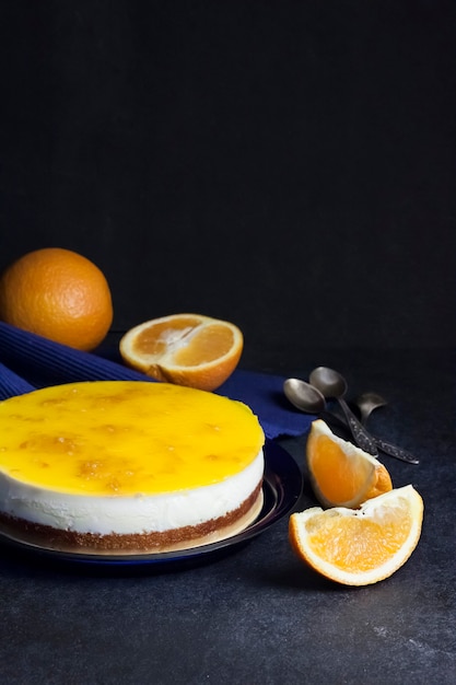 Bolo de laranja com mousse de creme e geleia de laranja em fundo escuro