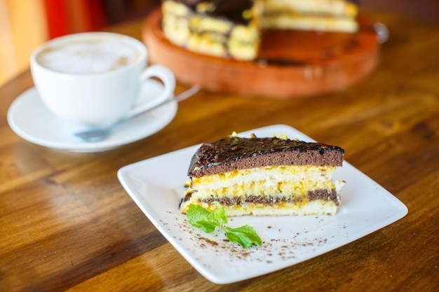 Bolo de laranja de chocolate e cappuccino