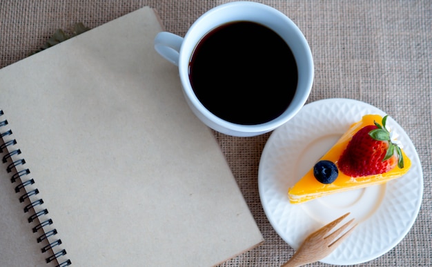 Foto bolo de laranja e café preto