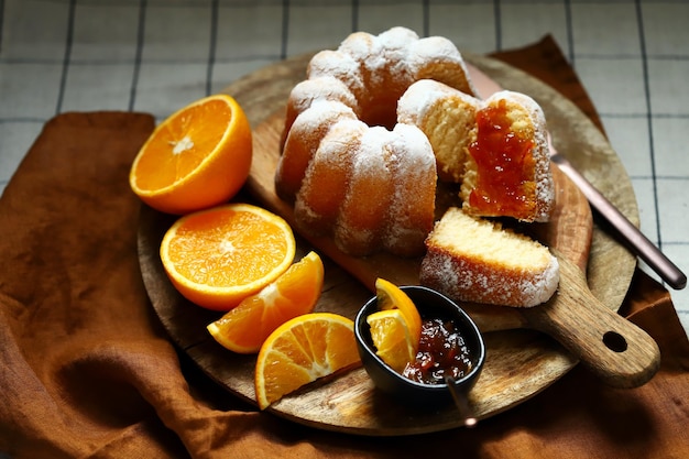 Bolo de laranja macio e macio em açúcar de confeiteiro