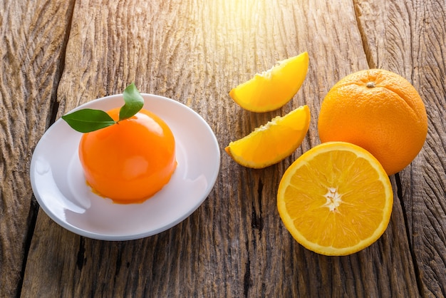 Bolo de laranja na mesa de madeira de grunge