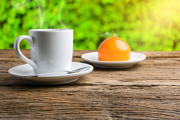 Bolo de laranja na mesa de madeira de grunge