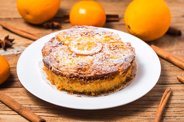 Bolo de laranja no fundo de madeira