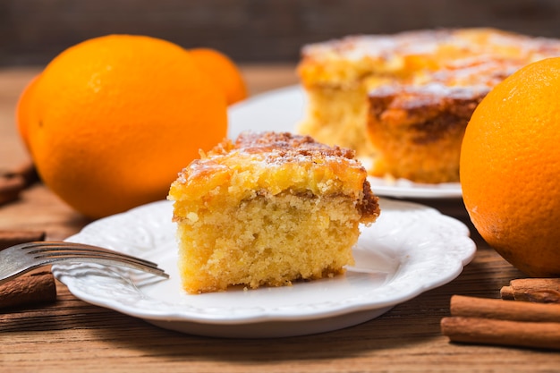 Bolo de laranja no fundo de madeira