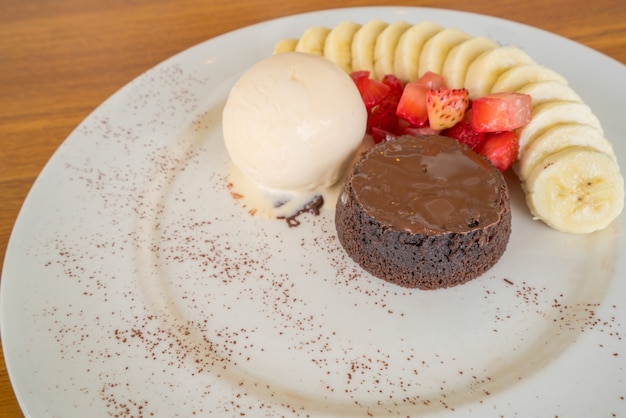 Bolo de lava de chocolate com sorvete de baunilha, cobertura de morango e banana