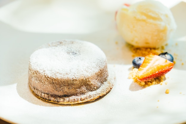 Bolo de lava de chocolate com sorvete