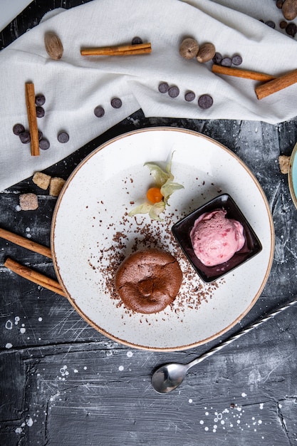 Bolo de lava de chocolate num prato branco