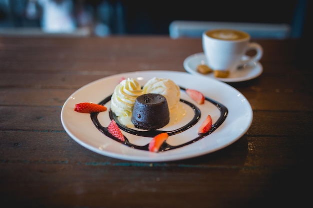 Bolo de lava de chocolate quente com sorvete de baunilha e morango fresco