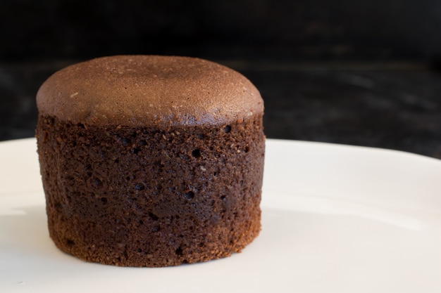 Foto bolo de lava molten do chocolate isolado