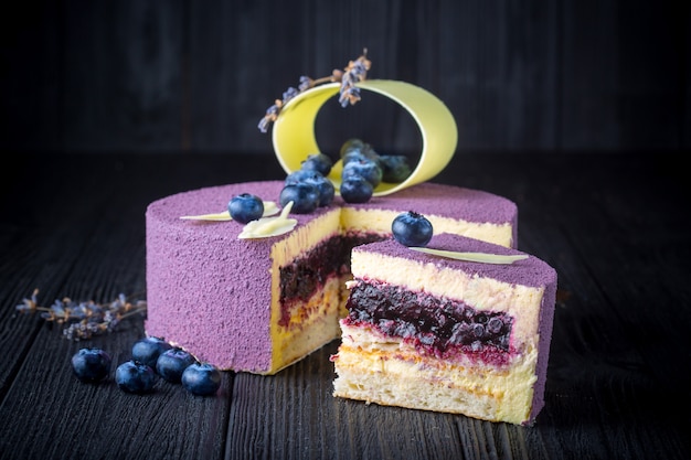 Bolo de lavanda delicioso com mirtilos na mesa de madeira