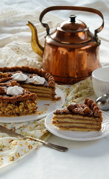 bolo de Leninegrado - camadas de massa quebrada russa, bolo, cobertura de creme de manteiga, cobertura de chocolate