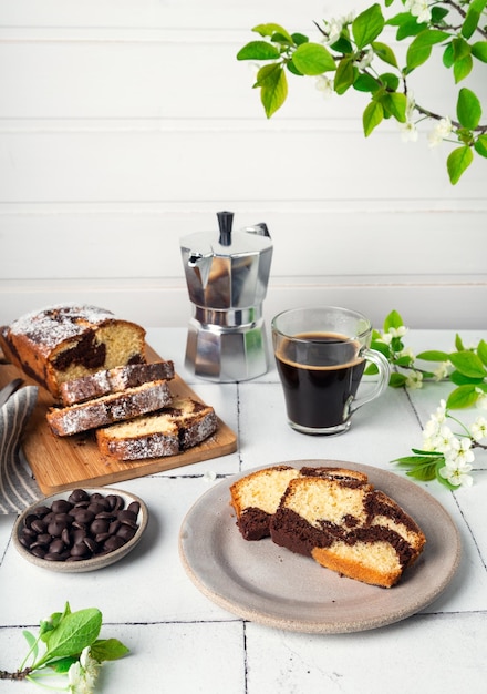 Foto bolo de libra de mármore de baunilha de chocolate caseiro