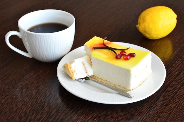 bolo de limão com café e frutas de limão, close-up